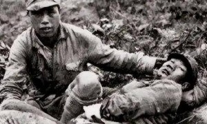 现实中，士兵中弹了会怎么样？老兵冷笑一句：别再被电视剧忽悠了
