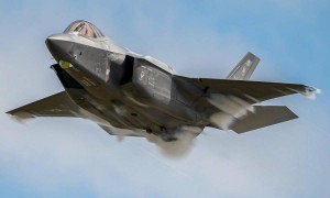 新加坡国防部长参观洛克希德·马丁公司，为第一架F-35B战斗机签名