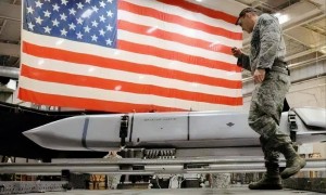 美媒罕见警告！中美冲突若爆发，90%美军战机或成东风导弹靶标