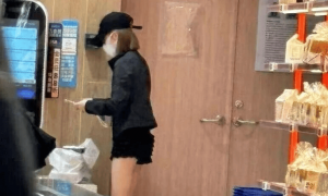 赵露思自立门户后首次现身！与闺蜜逛街买果汁，穿搭简单却惊艳