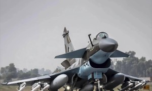 歼35亮剑美军！双发重型舰载机横空出世，西太制空权一夜变天