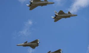 歼-20低空高速交叉飞行通场，飞行表演到底有什么门道？