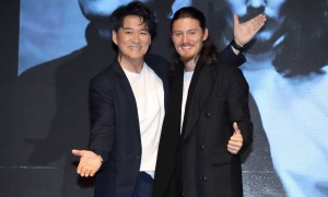 周华健儿子周厚安官宣结婚，合影父子样貌大反转，周华健更显年轻