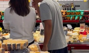 偶遇徐静蕾黄立行合体逛超市，相恋15年感情稳定，互动显恩爱甜蜜