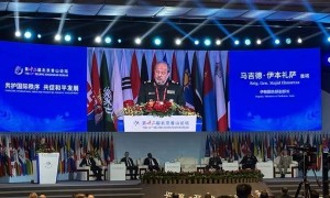 美军核动力航母，悄悄逼近波斯湾，下一个挨打目标，果然不出所料