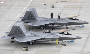 过于落后可以展示？歼20大方展示，“野兽模式”强压F35一头