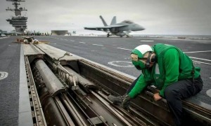 福建舰电弹歼-35后，美国人自我安慰：幸好我们蒸汽弹射还是第一