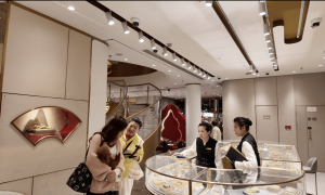 实探｜金价惊魂一夜后：“囤金大爷大妈”挤爆金店，拿下百克金条