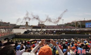 【中新画报】钢铁为笔 天空为卷 震撼回顾抗战胜利70周年阅兵