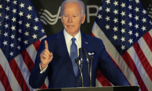 82岁拜登前列腺癌放疗后首露面，扶人缓行，右眼上方疤痕明显，此前确诊癌已扩散至骨头