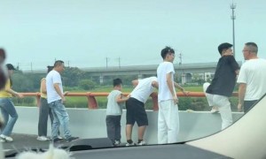 小伙高速遇堵车拿出钓鱼竿“意外”钓到大鱼 目击者：“堵车的快乐简直想象不到”