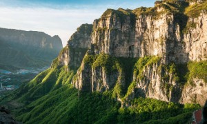 19人徒步团被困河南辉县南太行山悬崖，18人安全转移，1人突发疾病遇难